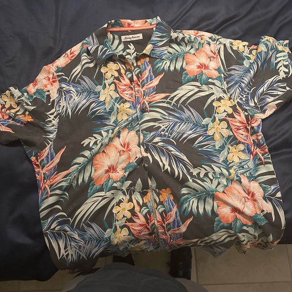 Like new size large Tommy Bahama Hawaiian shirt - Picture 3 of 3